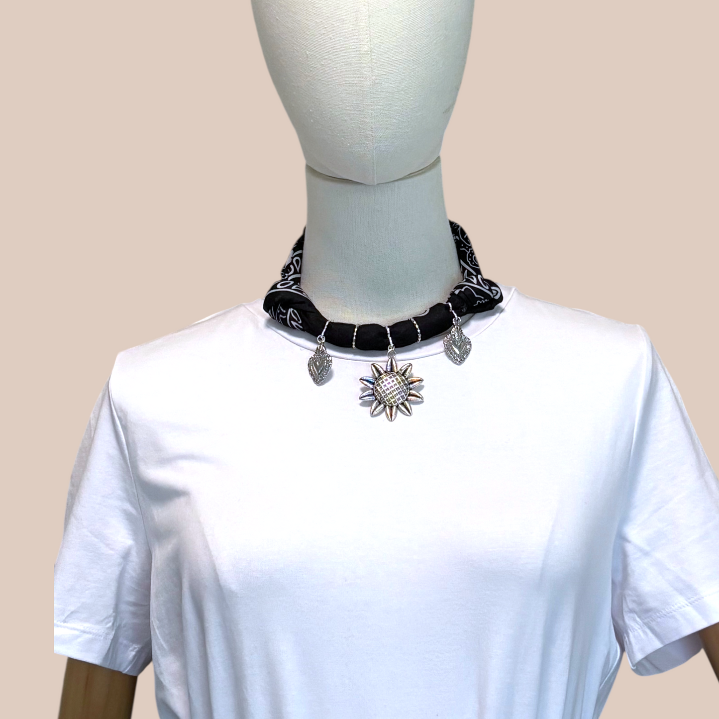 Bandanna sunflower necklace